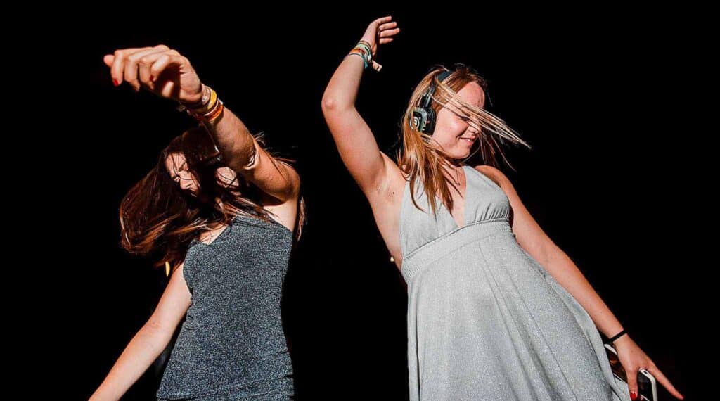 Femme dansant avec un casque silent disco lors d’une soirée privée